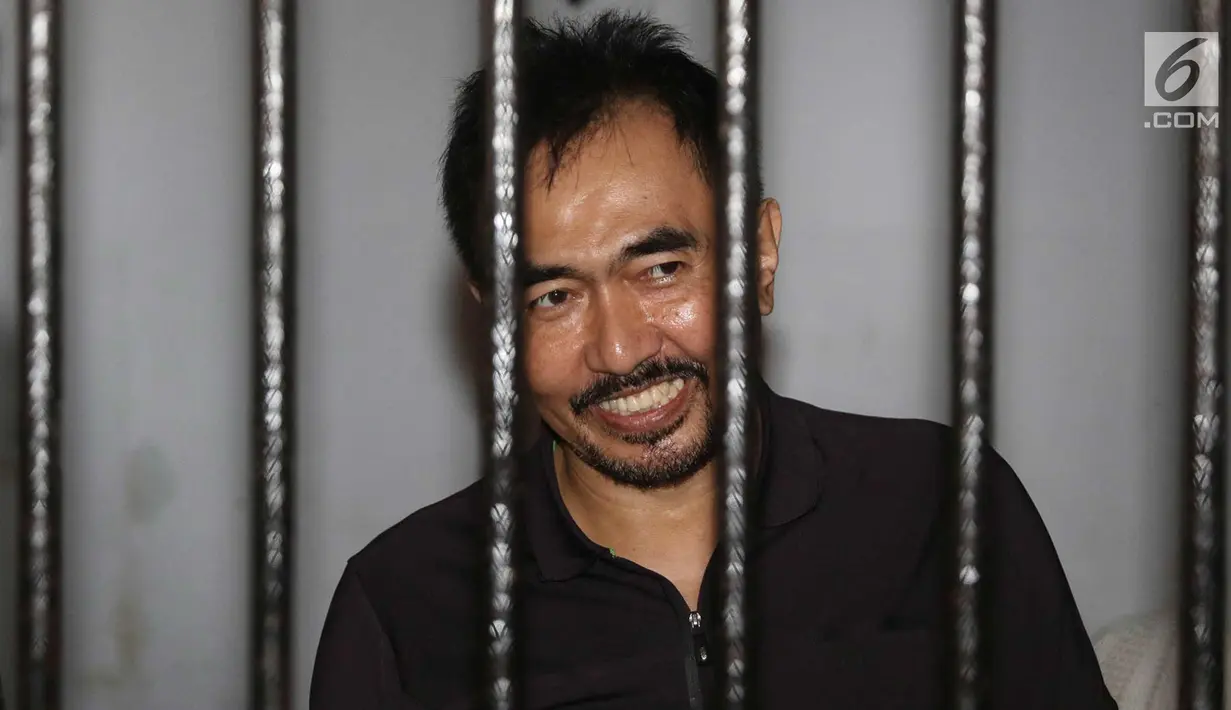Gatot Brajamusti berada di ruang tahanan sebelum menjalani sidang putusan sela di PN Jakarta Selatan, Selasa (31/10). Majelis hakim PN Jakarta Selatan menolak semua eksepsi Gatot Brajamusti dan kuasa hukumnya. (Liputan6.com/Immanuel Antonius)