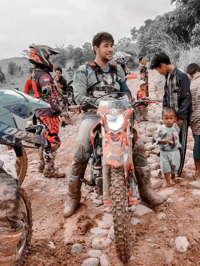 7 Potret Ammar Zoni Main Trail di Perbukitan Ini Menantang
