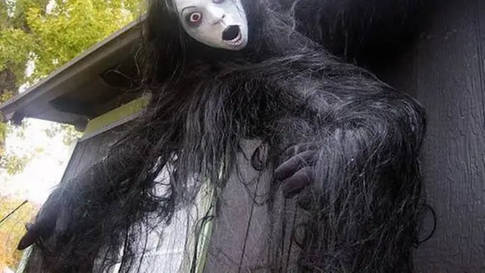 7 Hiasan Rumah yang Bikin Kamu Dikucilkan Tetangga Se-RT