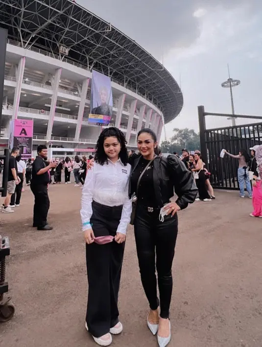 Penyanyi dan juga anggota DPR Krisdayanti juga menemani putrinya, Amora Lemos. KD tampak mengenakan pakaian hitam-hitam, sedangkan Amora mengenakan hitam putih. Membagikan pose di luar stadion tempat berlangsungnya konser. [Instagram/krisdayantilemos]