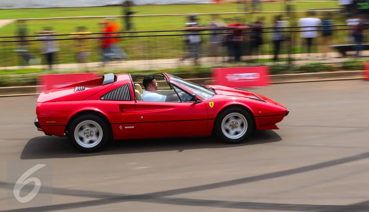 Mobil Ferrari klasik melaju kencang di sirkuit sepanjang 3,2 kilometer dalam Ferrari Festival of Speed di BSD City, Tangerang Selatan, Minggu (23/04). Sebanyak 10 mobil Ferrari klasik turut meramaikan festival ini. (Liputan6.com/Fery Pradolo)