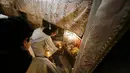 Pendeta menghadiri Misa Natal tengah malam di Gereja Kelahiran di kota Bethlehem, Palestina (25/12). (Mussa Qawasma / Pool Photo via AP)