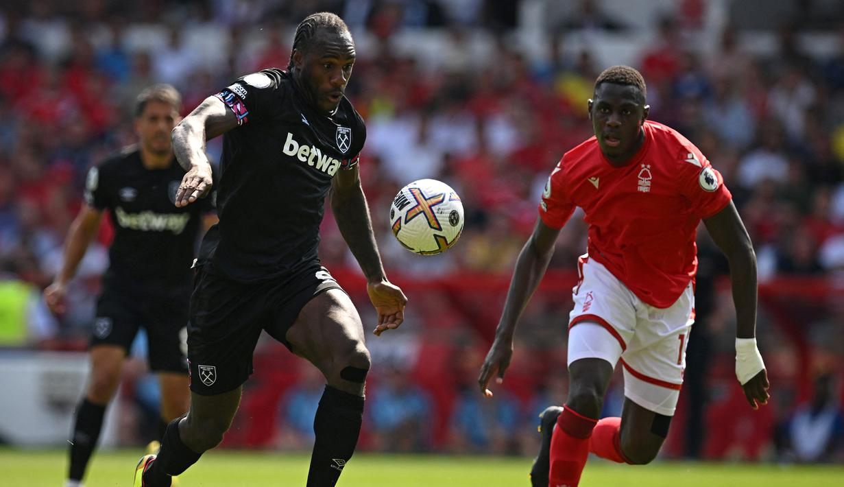 Bek Nottingham Forest, Moussa Niakhate (kanan) membayangi pergerakan striker West Ham United, Michail Antonio pada laga Liga Inggris 2022/2023 di City Ground, Nottingham (14/8/2022). Pemain asal Senegal ini didatangkan Nottingham Forest dari FSV Mainz pada awal musim 2022/2023 dan dikontrak selama 3 tahun hingga Juni 2025. Di Liga Inggris 2022/2023 ia baru 2 kali diturunkan. (AFP/Paul Ellis)