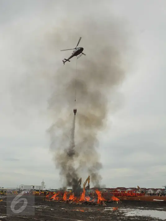 Helikopter Water Bombing Eurocopter Super Puma memperlihatkan aksinya dalam Gelar Siaga Api dan program DMPA (Desa Makmur Peduli Api) di kawasan Unit Industri Asia Pulp & Paper (APP)-Sinar Mas, Sumatra Selatan, Kamis (24/3). (Liputan6.com/Gempur M Surya)