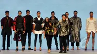 Unsur kebudayaan Jepang menjadi pusat inpirasi Sean Loh dan Sheila Agatha pada penutupan Indonesia Fashion Week 2015, Jakarta, Senin (2/3/2015).(Liputan6.com/Panji Diksana)