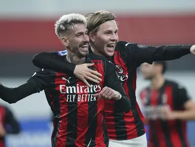 Striker AC Milan, Samuel Castillejo (kiri), melakukan selebrasi bersama Jens Petter Hauge usai mencetak gol kedua AC Milan ke gawang Sampdoria dalam laga lanjutan Liga Italia 2020/21 pekan ke-10 di Luigi Ferraris Stadium, Minggu (6/12/2020). AC Milan menang 2-1 atas Sampdoria.(LaPresse via AP/Spada)