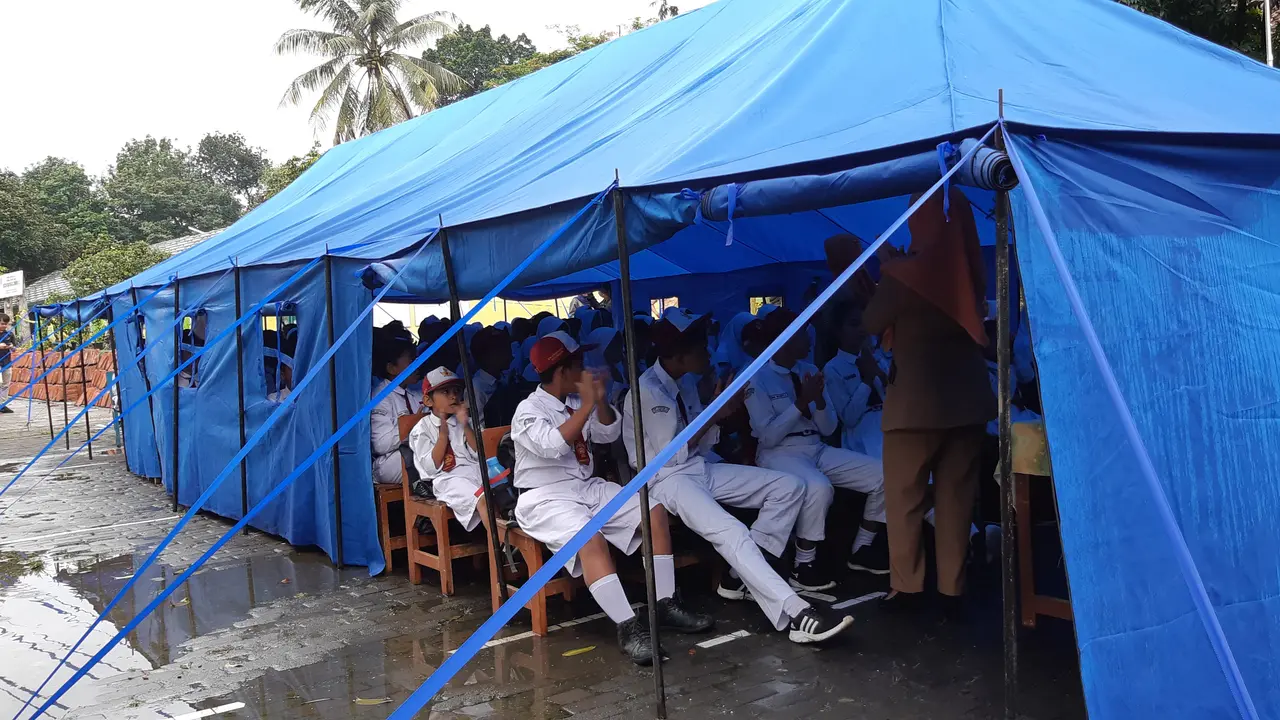 Sekolah Rusak Berat Akibat Hujan, Siswa SDN Cirimekar 02 Cibinong Belajar di Tenda Darurat