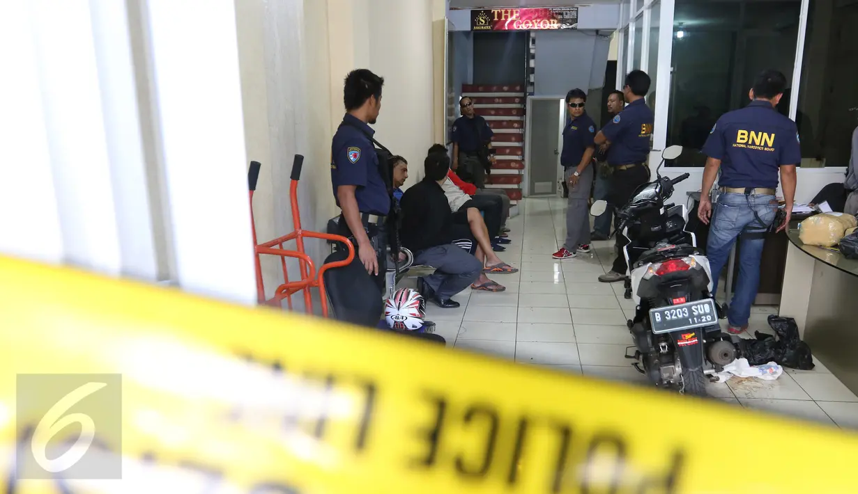 Petugas BNN dan aparat kepolisian mengamankan tiga WNA di sebuah hotel di Tanah Abang, Jakarta, Jumat (29/1). Hingga kini belum diketahui berapa pelaku yang diamankan dari penggerebekan petugas tersebut. (Liputan6.com/Herman Zakharia)