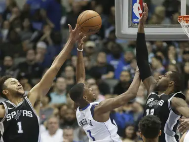 Aksi pemain Dallas Mavericks, Dennis Smith Jr. (1) mencoba mencetak poin saat diadang pemain San Antonio Spurs pada laga NBA Basketball game di American Airlines Center, Dallas, (14/11/2017). Spurs menang 97-91. (AP/LM Otero)