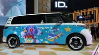 Mobil listrik ID. BUZZ sebagai kanvas seni yang dilukis langsung oleh seniman lokal binaan pemerintah (Liputan6.com/Muhammad Ridwan)