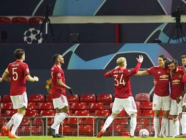 Para pemain Manchester United merayakan gol yang dicetak oleh Bruno Fernandes ke gawang Istanbul Basaksehir pada laga Liga Champions di Stadion Old Trafford, Rabu (25/11/2020). Setan Merah menang dengan skor 4-1. (AP/Dave Thompson)
