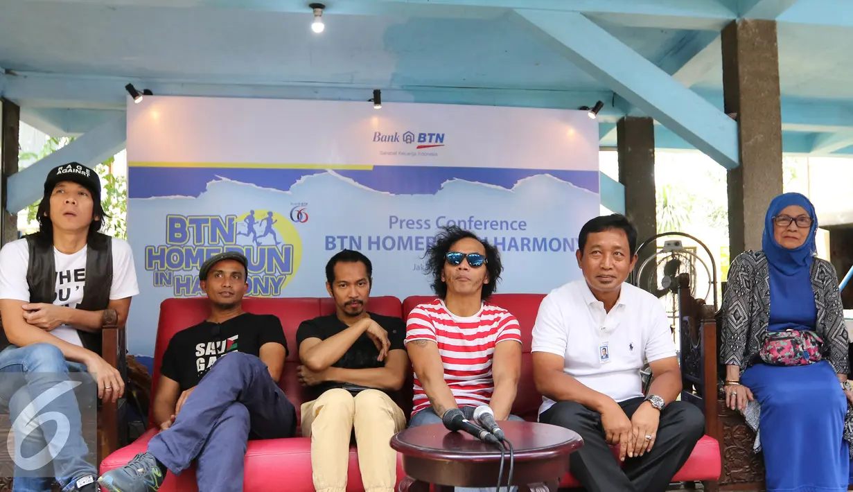 Slank, Direktur Bank BTN Sis Apik Wijayanto dan Bunda Iffet saat jumpa pers BTN di markas Slank, Jakarta, Senin (15/02/2016). BTN menggelar Homerun in Harmony bersama Slank untuk merayakan HUT ke-60 (Liputan6.com/Herman Zakharia)