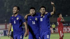 Pemain Thailand merayakan gol yang dicetak oleh Settawut Wongsai ke gawang Indonesia pada laga persahabatan di Stadion PTIK, Jakarta, Kamis, (31/5/2018). Indonesia takluk 1-2 dari Thailand. (Bola.com/M Iqbal Ichsan)