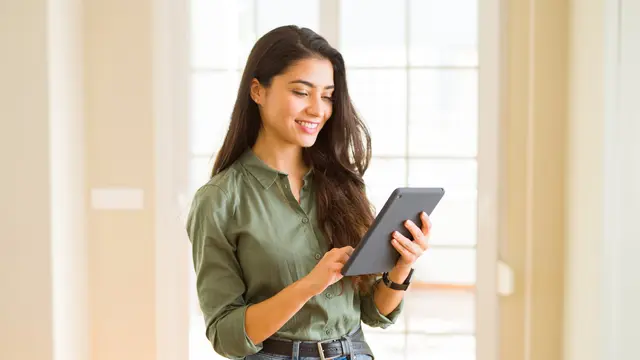 perempuan bekerja di rumah