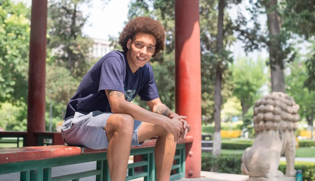 Gelandang Belgia, Axel Witsel berpose saat menikmati kota Tianjin, China (6/10). Witsel resmi bergabung dengan klub Tianjin Quanjian dari Zenit St. Petersburg dengan gaji tahunan sebesar 18 juta euro. (AFP Photo/Olli Geibel)