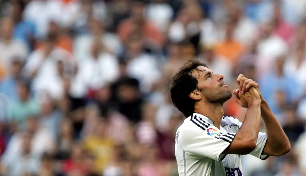 Penyerang Real Madrid Ruud Van Nistelrooy tampil pada pertandingan Liga Spanyol melawan Villareal di Stadium Santiago Bernabeu, Spanyol, Minggu (27/8/2006). (AFP)