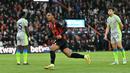 Gol Eli Junior Kroupi sempat dibalas oleh gol Erling Haaland. Namun, The Cityzens terlambat karena sudah memasuki menit injury time untuk membalikkan keadaan. (AFP/Glyn Kirk)