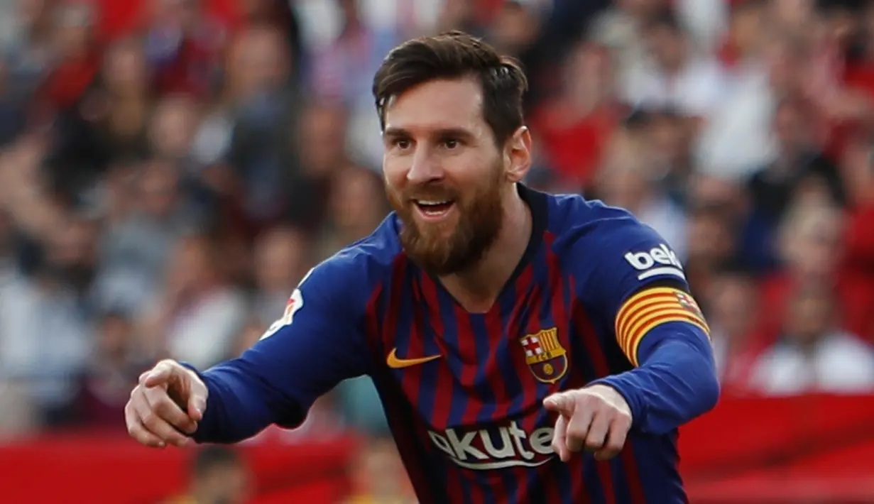 Selebrasi penyerang Barcelona Lionel Messi usai mencetak gol ke gawang Sevilla pada laga La Liga di Stadion Ramon Sanchez Pizjuan, Sevilla, Sabtu (23/2). Barcelona menang 4-2. (AP Photo/Miguel Morenatti)