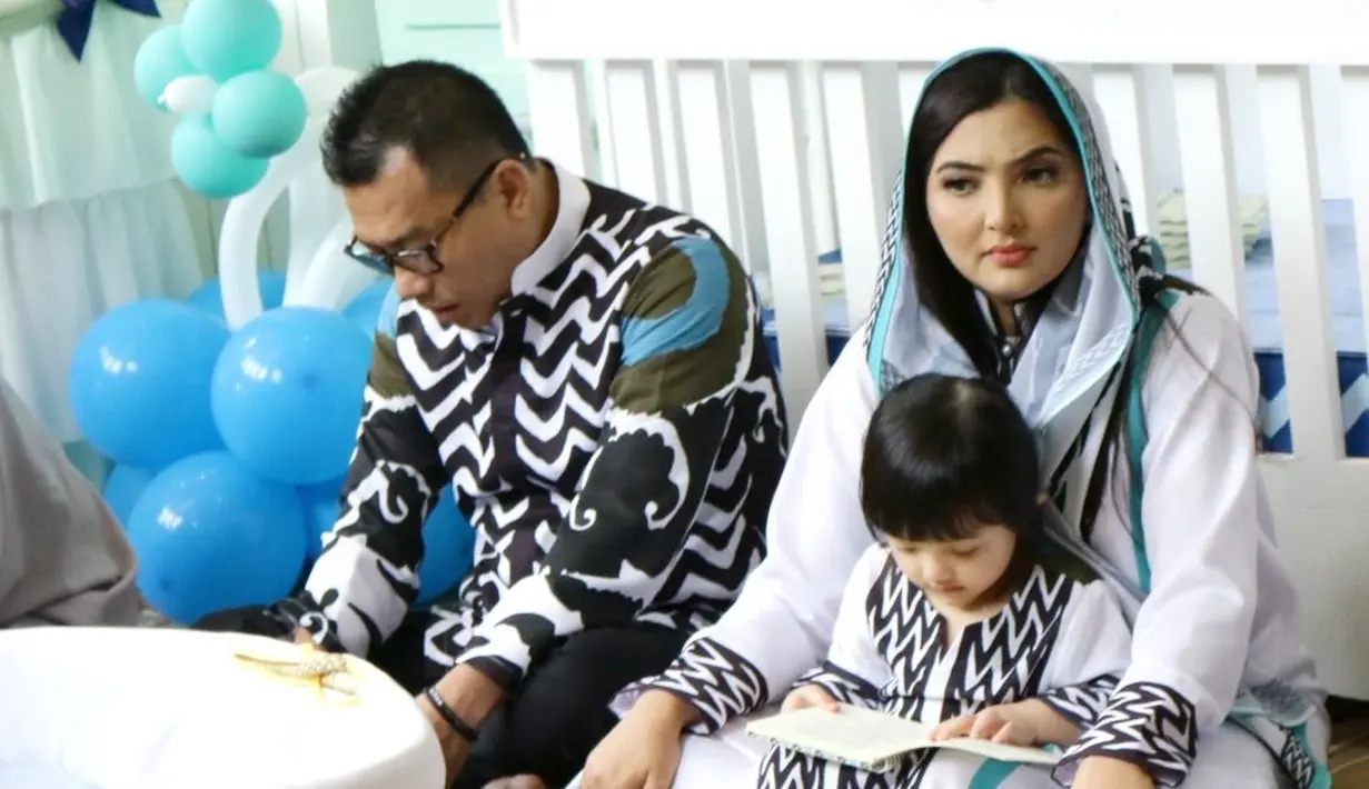 Menggelar acara akikah Arsya, diakui Ashanty hanya mengundang keluarga dan sahabat terdekat mereka. Dengan alasan, istri Anang Hermansyah ini takut tidak konsentrasi jika mengundang banyak tamu. (Galih W.Satria/Bintang.com)