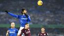 Pemain Everton, Andre Gomes duel udara dengan pemain Leicester City, Marc Albrighton, pada laga Liga Inggris di Stadion Goodison Park, Rabu (27/1/2021). Kedua tim bermain imbang 1-1. (Paul Ellis/Pool via AP)