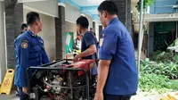 Petugas Pemadam Kebarakan dikerahkan untuk bantu penanganan banjir di RSCM Jakarta. (Liputan6.com/Ady Anugrahadi)