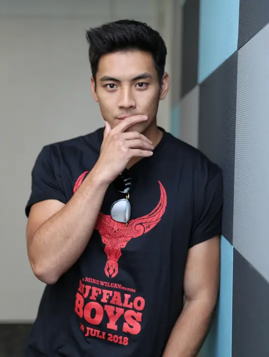 "Berperan sebagai Suwo, anak bungsu. Ada banyak yang perlu dipelajarin. Ketemu ama Kiona. Dikasih pelajaran baru, mengerti keadilan dan balas dendam," kata Yoshi Sudarso di SCTV Tower, kawasan Senayan, Jakarta Pusat, Rabu (4/7). (Adrian Putra/Bintang.com)