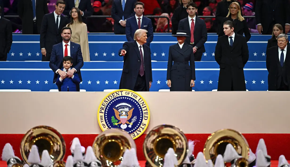 Pada periode ini, Donald Trump akan didampingi JD Vance yang lebih dulu membacakan sumpah untuk Wakil Presiden Amerika Serikat di hadapan Hakim Agung Brett Kavanaugh. (ANGELA WEISS/AFP)
