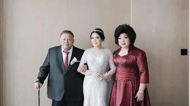 10 Momen Rangkaian Pernikahan Tina Toon dari Sangjit hingga Resepsi, Tampil Memesona