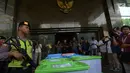 Polisi bersenjata berjaga dekat boks berisi alat bukti berkaitan dengan Perselisihan Hasil Pemilihan Umum (PHPU) 2019 di gedung Mahkamah Konstitusi (MK), Jakarta, Rabu (12/6/2019). KPU mulai menyerahkan alat bukti untuk menghadapi gugatan dari paslon 02 Prabowo-Sandiaga. (merdeka.com/Imam Buhori)