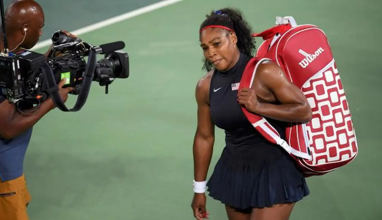  Petenis AS, Serena Williams membawa tasnya usai dikalahkan petenis Ukraina, Elina Svitolina di babak ketiga Olimpiade Rio 2016 , Selasa (9/8). Petenis nomor satu dunia itu angkat koper setelah dikalahkan petenis Ukraina 6-4 6-3. (REUTERS/Toby Melville)