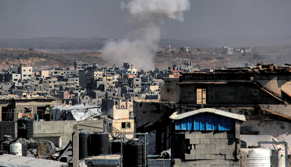 Hingga kini, jumlah korban tewas warga Palestina di Jalur Gaza telah meningkat menjadi sedikitnya 57.523 jiwa. Sementara 136.617 lainnya terluka sejak konflik antara Hamas dan Israel memanas pada 7 Oktober 2023. (Bashar TALEB/AFP)