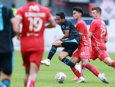 Pemain Persija Jakarta, Muhammad Ferarri berusaha menghentikan pergerakan pemain Arema FC, Evan Dimas, pada laga BRI Liga 1 di Stadion Patriot Candrabhaga, Bekasi, Minggu (12/2/2023). Persija menang dengan skor 2-0. (Bola.com/M Iqbal Ichsan)