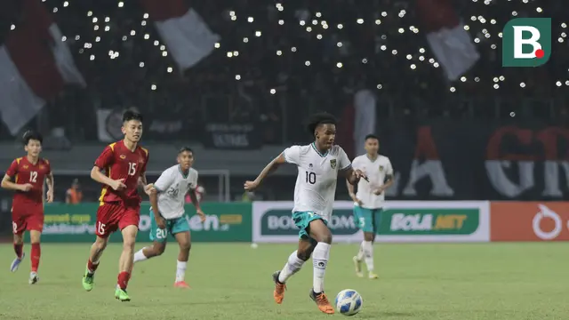 Foto: Aksi Dansa Marselino Ferdinan dan Ronaldo Kwateh Yang Membuat Vietnam Kerepotan