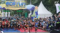 Pelari jarak 10 km melakukan start lomba Pertamina Eco Run 2017 di Pantai Karnaval Ancol, Jakarta, Sabtu (16/12). Ribuan pelari ambil bagian pada lomba yang bertema Lari Lestarikan Bumi. (Liputan6.com/Helmi Fithriansyah)