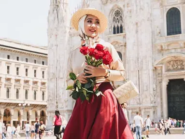 Menggunakan perpaduan busana berwarna beige dan rok merah, Dian Pelangi bahkan memadukannya dengan sebuah topi berwarna senada. Gaya penampilannya ini pun berhasil curi perhatian banyak netizen, karena terlihat bak wanita Eropa. (Liputan6.com/IG/@dianpelangi)