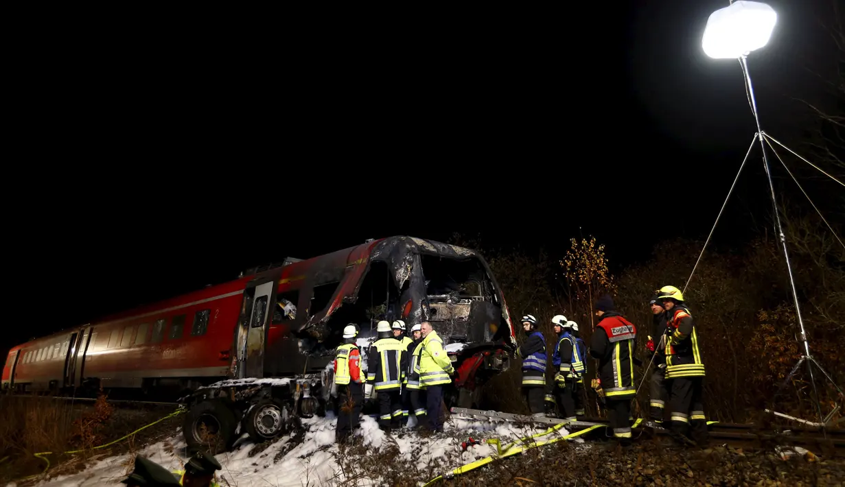 Sejumlah petugas pemadam berada di lokasi kecelakaan kereta penumpang dengan truk milter di persimpangan kereta api di Freihung, Jerman, Kamis (5/11). Sedikitnya satu orang tewas dan beberapa lainnya terluka. (REUTERS / Michaela Rehle)