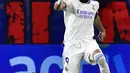 Pemain Real Madrid Karim Benzema (kanan) berebut bola dengan pemain Osasuna Chimy Avila pada pertandingan sepak bola La Liga Spanyol di Stadion El Sadar, Pamplona, Spanyol, 20 April 2022. Real Madrid menang 3-1. (AP Photo/Alvaro Barrientos)