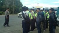 Polisi bersenjata juga bersiaga di stasiun kereta api. (Liputan6.com/Abramena)