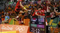 Pasangan ganda campuran Indonesia, Tontowi Ahmad/Liliyana Natsir, merayakan kemenangan atas ganda campuran Malaysia, Chan Peng Soon/Goh Liu Ying, di final cabang bulutangkis Olimpiade Rio de Janeiro 2016 (Reuters).