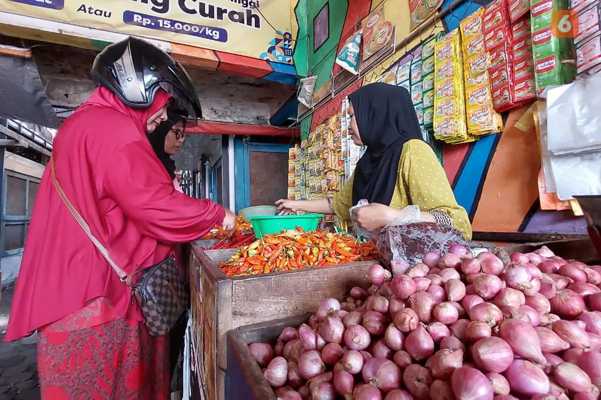 Harga sejumlah bubu dapur dua pekan menjelang puasa naik di sejumlah pasar tradisional di Banyuwangi (Hermawan Arifianto/Liputan6.com)