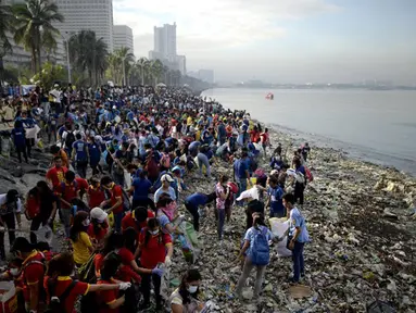 Sejumlah Relawan membersihkan sampah yang menumpuk di Manila Bay pada (19/9/2015). Kegiatan membersihkan pantai ini untuk memperingati International Coastal Cleanup Day atau Hari membersihkan pantai internasional. (AFP PHOTO/NOEL CELIS)