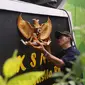 Warga memasang lambang burung Garuda Pancasila di sebuah tembok di di Kampung Pancasila, Karang Tengah, Kota Tangerang, Selasa (1/6/2021). Sejumlah kegiatan diadakan warga, Komunitas Taman Potret dan TNI ini untuk memperingati Hari kelahiran Pancasila. (Liputan6.com/Angga Yuniar)
