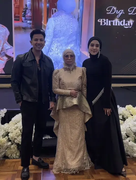 Fairuz hadir mengenakan long dress hitam dengan aksen renda silver di bagian pinggang senada dengan anting-antingnya. Dipadukan kerudung hitamnya. [@drgdevya]