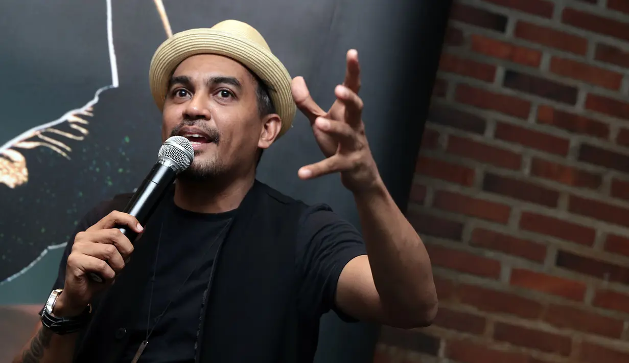 "Ngebayangin lagu Slank diacak-acak adalah sebuah playground baru. Akan ada lagu cinta, pesan sosialnya juga ada, dan tentunya Timur Indonesia. Slank bukan rock n roll tapi blues buat saya," tegas Glenn dengan antusias. (Deki Prayoga/Bintang.com)