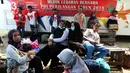 Peserta mudik gratis menunggu diberangkatkan dari Kantor DPP PDIP, Jakarta, Selasa (12/6). Kota tujuan mudik gratis seperti Jawa Barat dan Jawa Tengah. (Liputan6.com/JohanTallo)