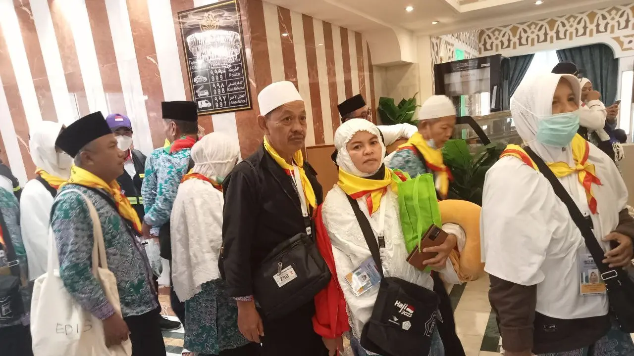 Jemaah haji Indonesia kloter pertama dari Embarkasi Jakarta-Pondok Gede