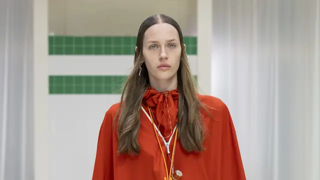 Demo Koleksi Spring/Summer Lacoste 2026, Hall Eiffel Disulap Jadi Instalasi Ruang Loker