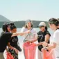 Pagi Hari bersama Nadine Chandrawinata di Pantai Bunaken. (Liputan6.com/Yoseph Ikanubun)