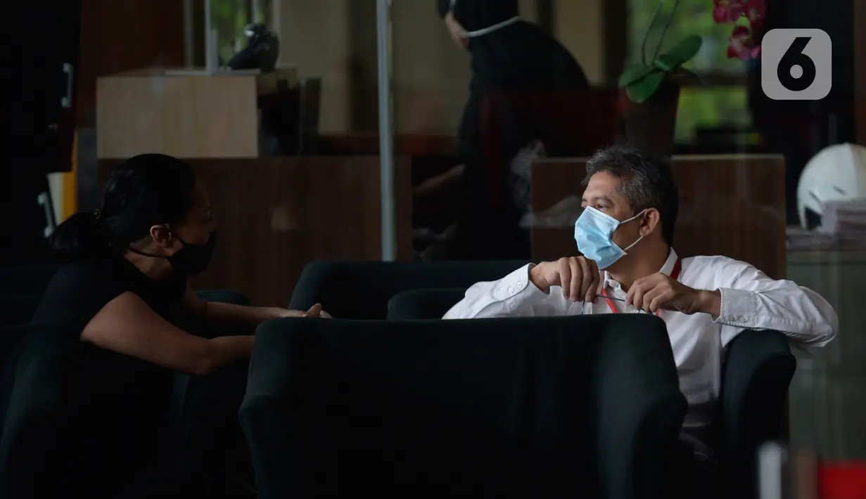 Dirut PT Bumiloka Tegar Perkasa , Nanang Hamdani Basnawi menunggu di lobi Gedung KPK, Jakarta, Kamis (2/7/2020). Nanang diperiksa terkait dugaan korupsi kegiatan penjualan dan pemasaran pesawat pada PT. Dirgantara Indonesia tahun 2007-2017. (merdeka.com/Dwi Narwoko)