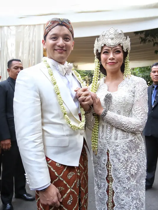 Pembalap nasional itu resmi menjadi suami tepat pukul 14.45 WIB. Acara tertutup bagi kalangan media. Moreno menikahi Noorani dengan maskawin berupa emas seberat 45 gram emas. "Ya. Intinya mas kawin 45 gram," lanjut Moreno. (Adrian Putra/Bintang.com)